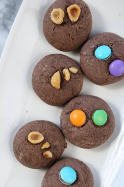 Koyu çikolata parçaları ile tanımlama