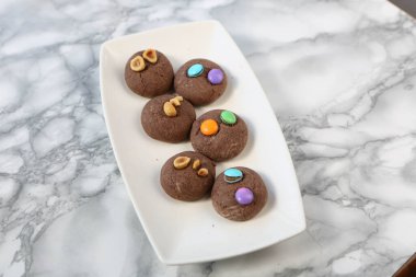 Koyu çikolata parçaları ile tanımlama