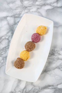 Koyu çikolata parçaları ile tanımlama