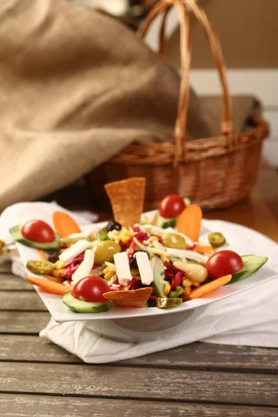 혼합된 야채와 신선한 샐러드 플레이트 — 스톡 사진