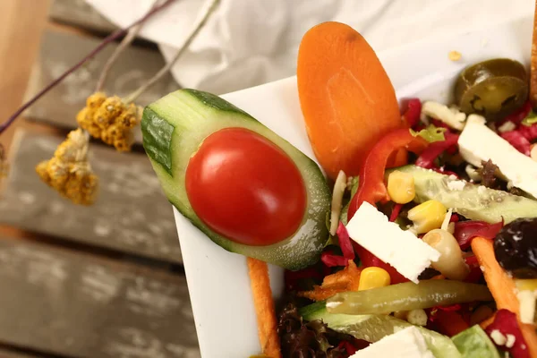 Frischer Salatteller Mit Gemischtem Gemüse — Stockfoto