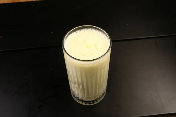 Iskaffe Med Mjölk Iskaffe Latte Kvinna Som Håller Glaskopp Iskaffe — Stockfoto