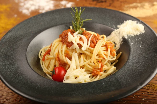 Lezzetli soslu lezzetli klasik İtalyan makarnası..