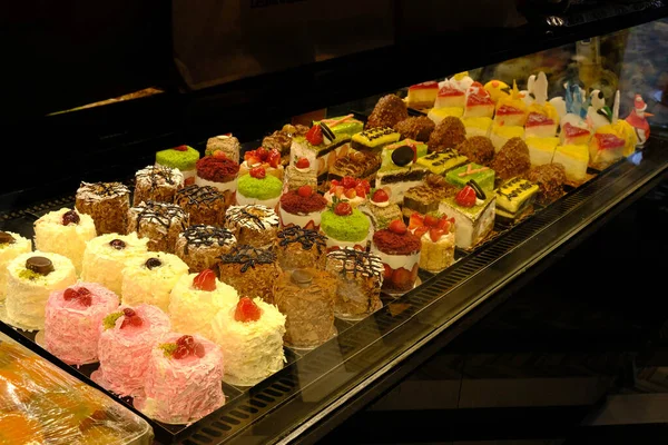 Tafel Mit Leckerem Kuchen Auf Dem Tisch — Stockfoto