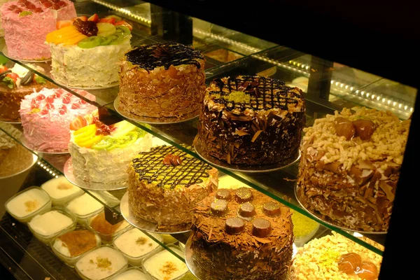 Tavola Con Deliziosa Torta Sul Tavolo — Foto Stock