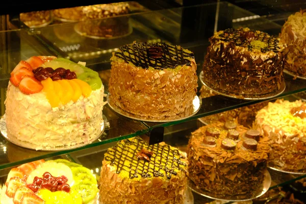 Tavola Con Deliziosa Torta Sul Tavolo — Foto Stock