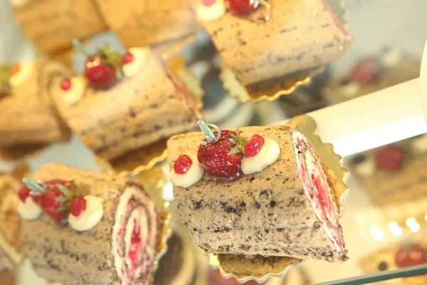 Tabuleiro Com Delicioso Bolo Mesa — Fotografia de Stock