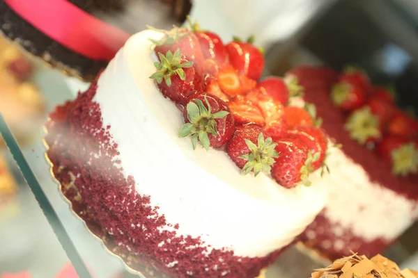 Tabuleiro Com Delicioso Bolo Mesa — Fotografia de Stock