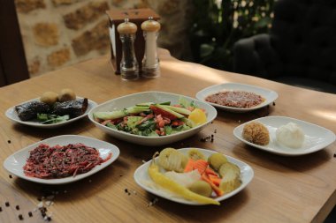 Geleneksel Türk ve Yunan yemek meze masası