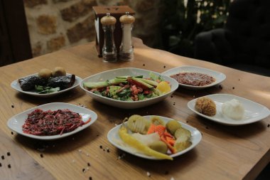 Geleneksel Türk ve Yunan yemek meze masası