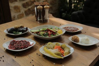 Geleneksel Türk ve Yunan yemek meze masası