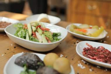 Geleneksel Türk ve Yunan yemek meze masası