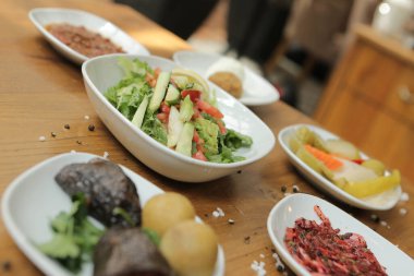 Geleneksel Türk ve Yunan yemek meze masası