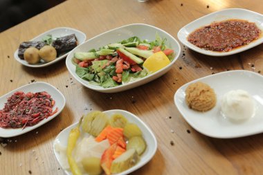 Geleneksel Türk ve Yunan yemek meze masası