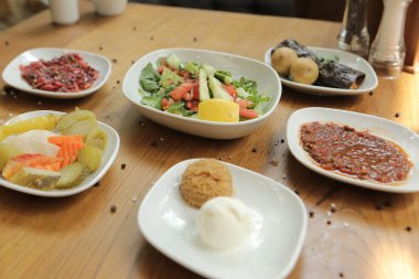 Geleneksel Türk ve Yunan yemek meze masası