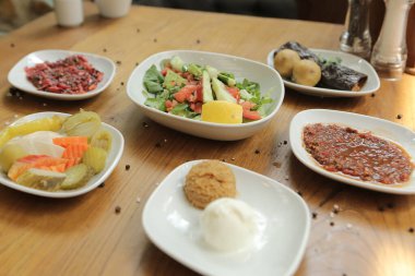 Geleneksel Türk ve Yunan yemek meze masası