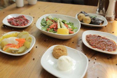 Geleneksel Türk ve Yunan yemek meze masası