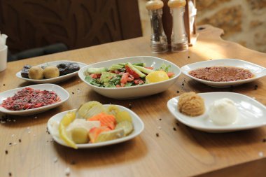 Geleneksel Türk ve Yunan yemek meze masası
