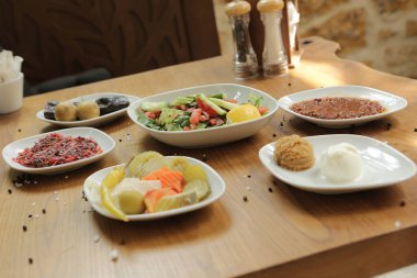 Geleneksel Türk ve Yunan yemek meze masası