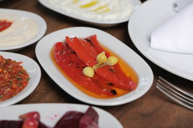 Geleneksel Türk ve Yunan yemek meze masası