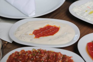 Geleneksel Türk ve Yunan yemek meze masası