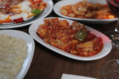 Geleneksel Türk ve Yunan yemek meze masası
