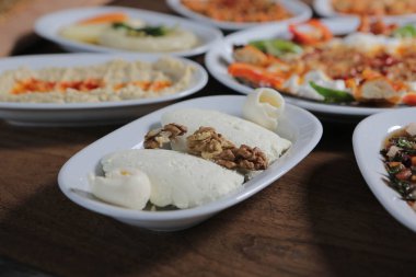 Geleneksel Türk ve Yunan yemek meze masası