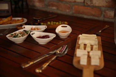 Geleneksel Türk ve Yunan yemek meze masası