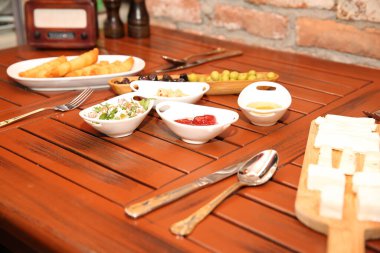 Geleneksel Türk ve Yunan yemek meze masası