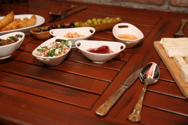 Geleneksel Türk ve Yunan yemek meze masası