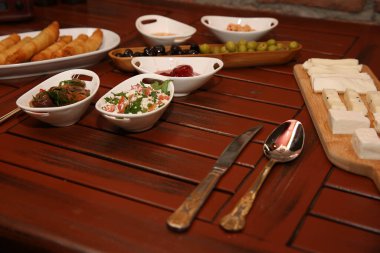 Geleneksel Türk ve Yunan yemek meze masası