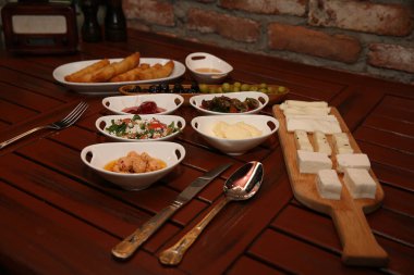 Geleneksel Türk ve Yunan yemek meze masası