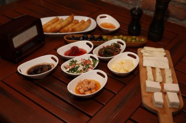 Geleneksel Türk ve Yunan yemek meze masası