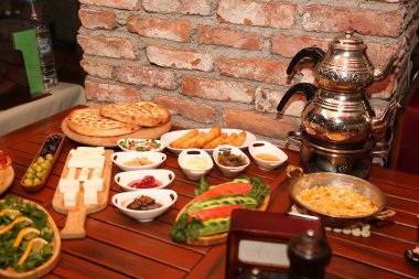 Geleneksel Türk ve Yunan yemek meze masası