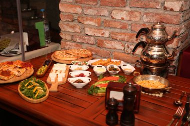 Geleneksel Türk ve Yunan yemek meze masası