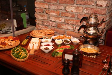 Geleneksel Türk ve Yunan yemek meze masası