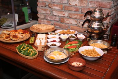 Geleneksel Türk ve Yunan yemek meze masası