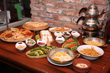Geleneksel Türk ve Yunan yemek meze masası