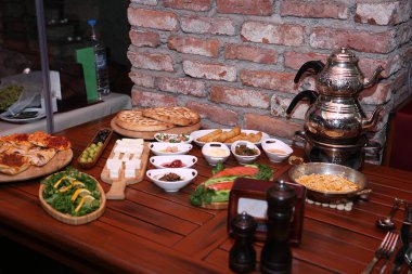 Geleneksel Türk ve Yunan yemek meze masası