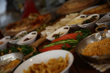 Geleneksel Türk ve Yunan yemek meze masası