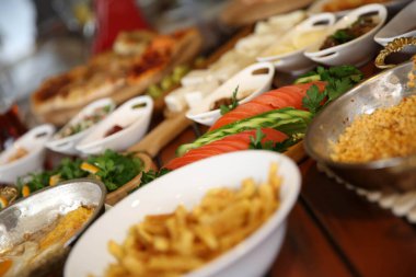 Geleneksel Türk ve Yunan yemek meze masası