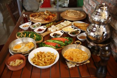 Geleneksel Türk ve Yunan yemek meze masası