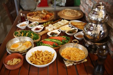 Geleneksel Türk ve Yunan yemek meze masası