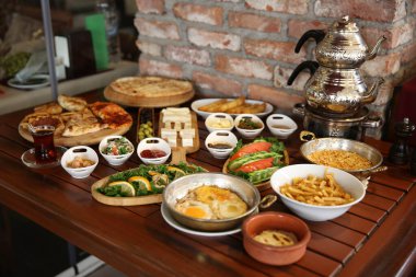 Geleneksel Türk ve Yunan yemek meze masası