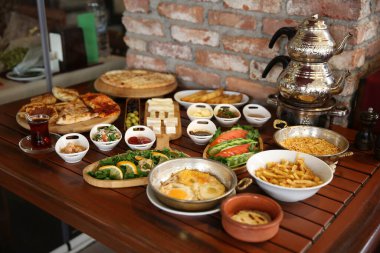 Geleneksel Türk ve Yunan yemek meze masası