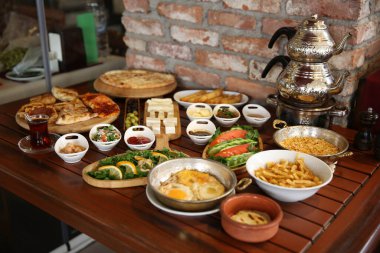 Geleneksel Türk ve Yunan yemek meze masası