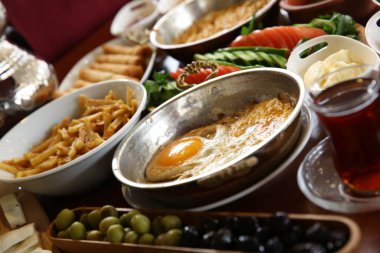 Geleneksel Türk ve Yunan yemek meze masası