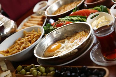 Geleneksel Türk ve Yunan yemek meze masası