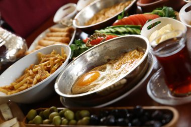 Geleneksel Türk ve Yunan yemek meze masası