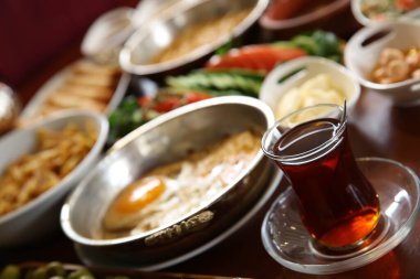Geleneksel Türk ve Yunan yemek meze masası